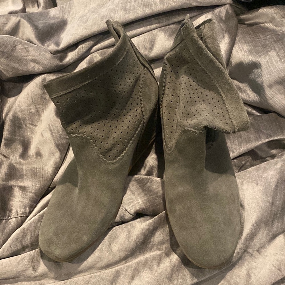 Dolce Vita suede grey boots wedge